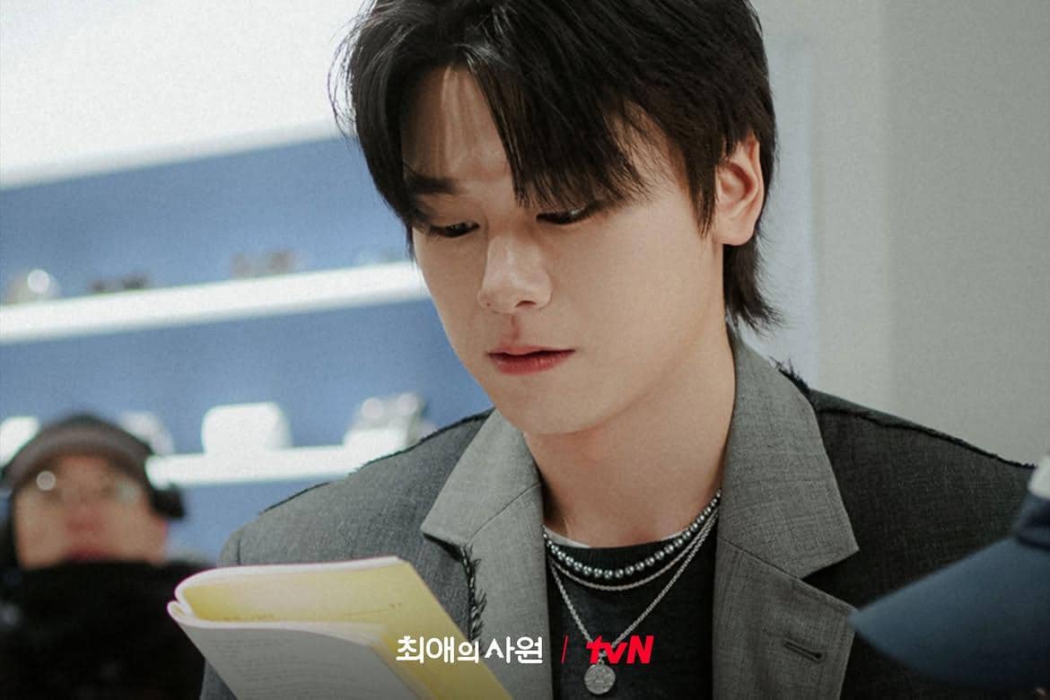 Cha Woo Min tampil dalam adegan drama Korea My Bias, My Boss, serial yang dibagikan melalui akun tvN Drama.