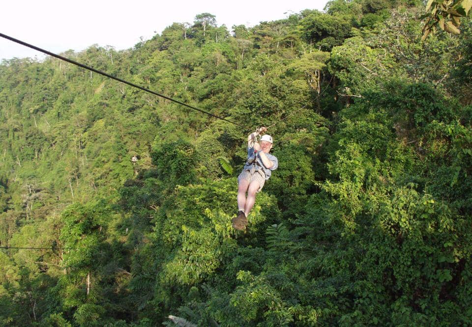 potret canopy tour di bawah hutan Kosta Rika