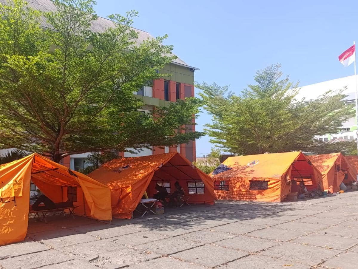 Kondisi tenda bagi korban yang terdampak bencana gempa Flores. (Dok BPBD NTT)
