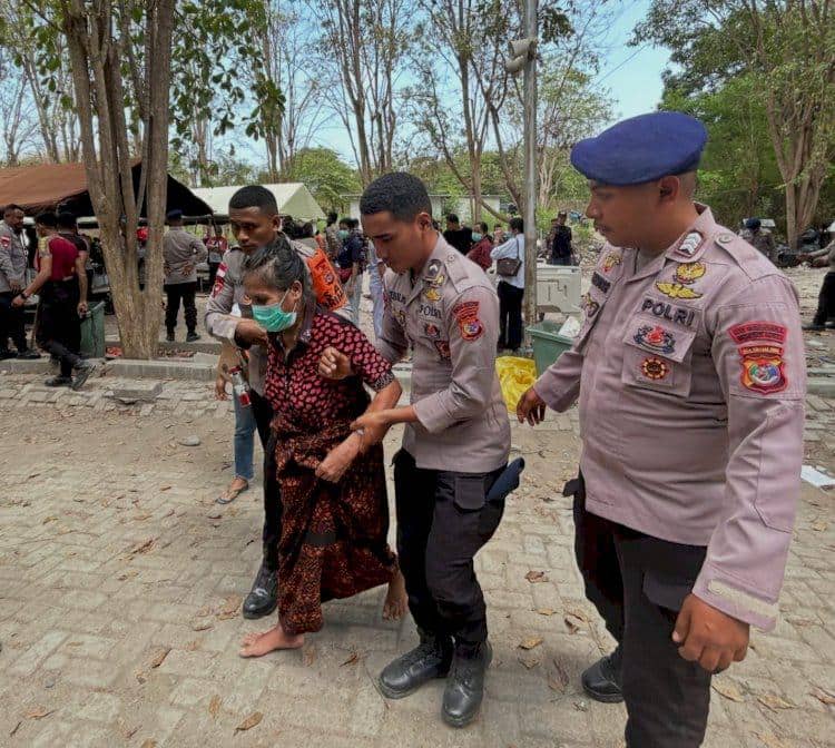 Kepolisian turun ke lokasi terdampak gempa Flores. (Dok Polda NTT)
