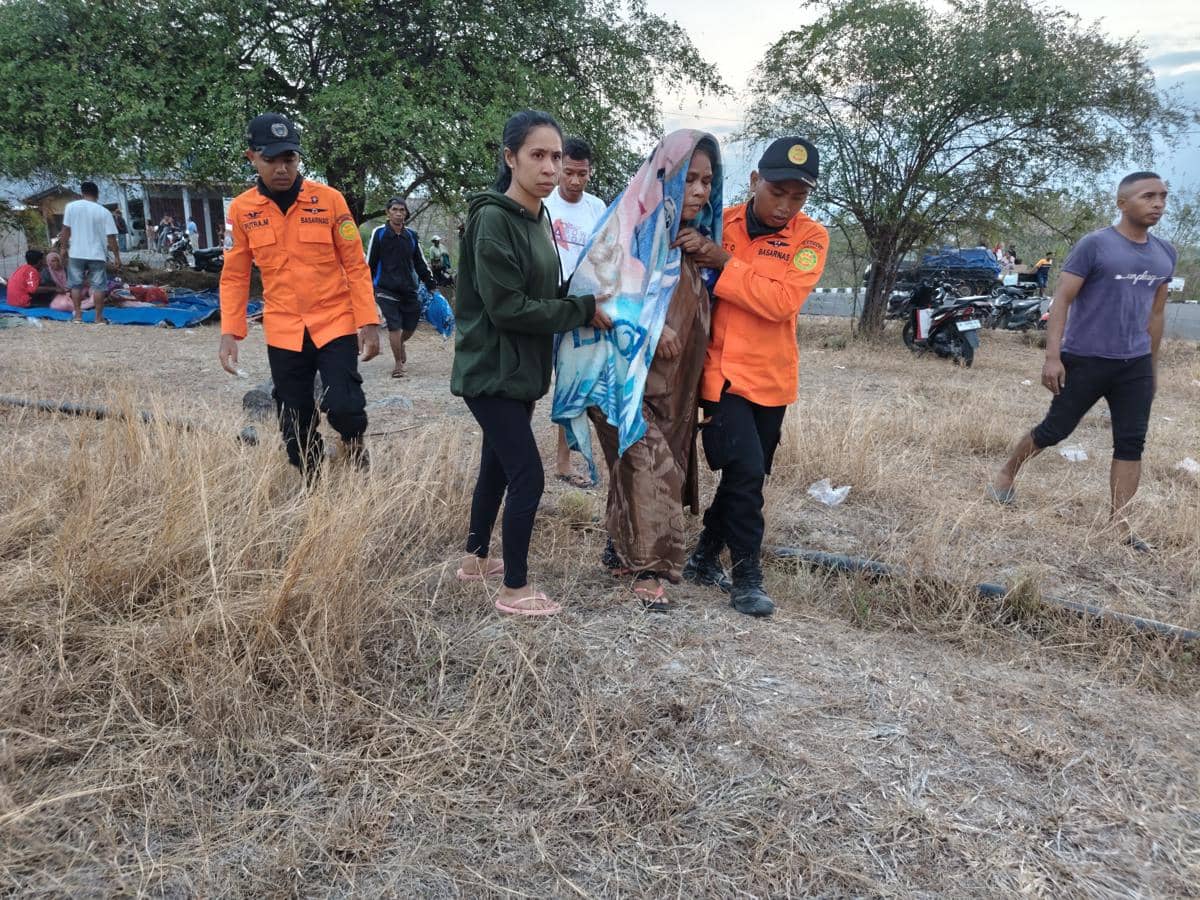 Tim Basarnas di lokasi gempa Flores. (Dok Basarnas Maumere)