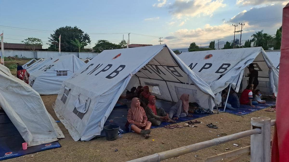 Korban gempa Flores di Sikka berdiam di tenda BNPB. (Dok BNPB)