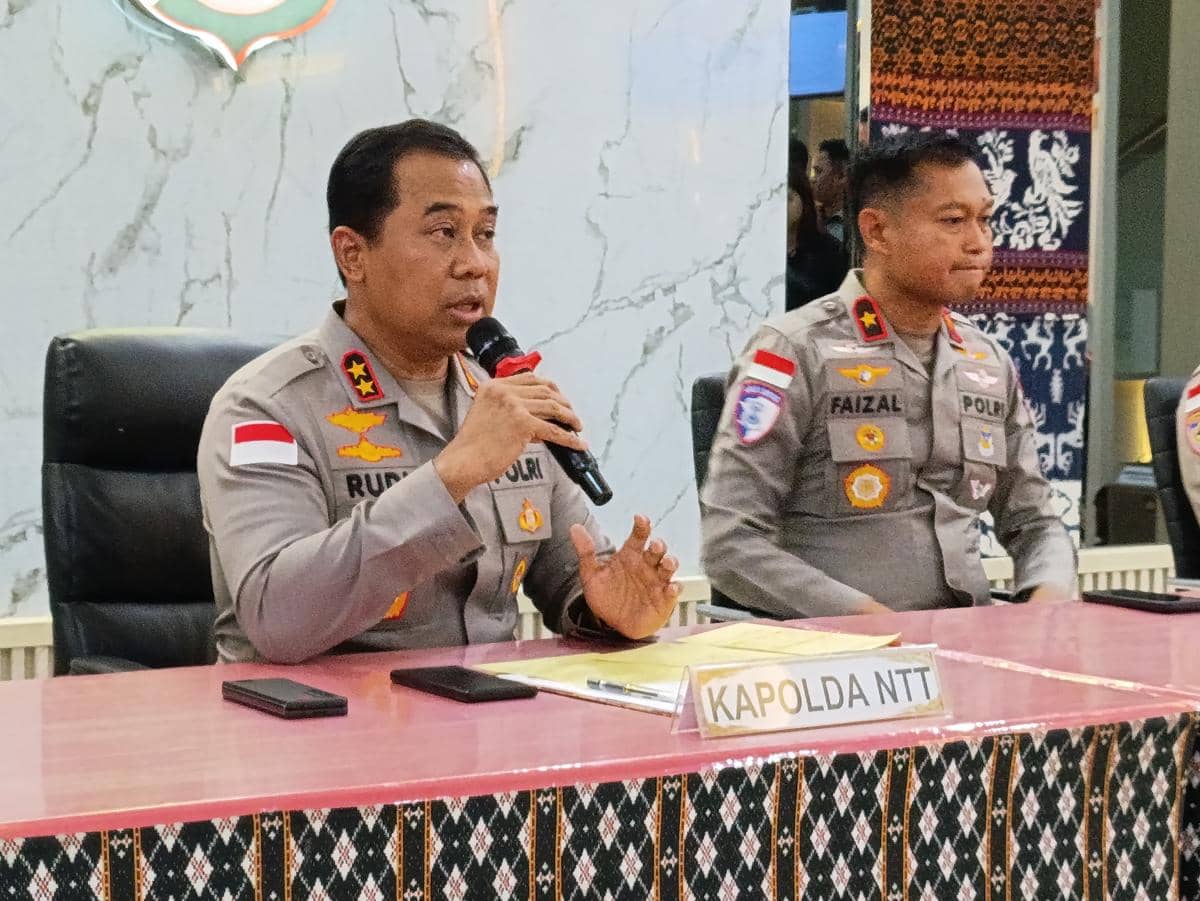 Kapolda NTT Irjen Pol Rudi Darmoko dalam jumpa pers terkait penanganan pasca gempa Flores. (IDN Times/Putra Bali Mula)