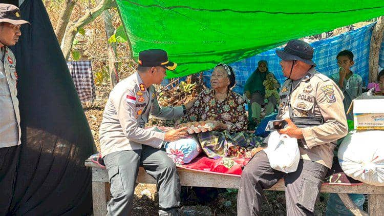 Kapolres Manggarai Timur AKBP Haryanto bertemu korban gempa Flores yang sempat terisolir. (Dok Polda NTT)