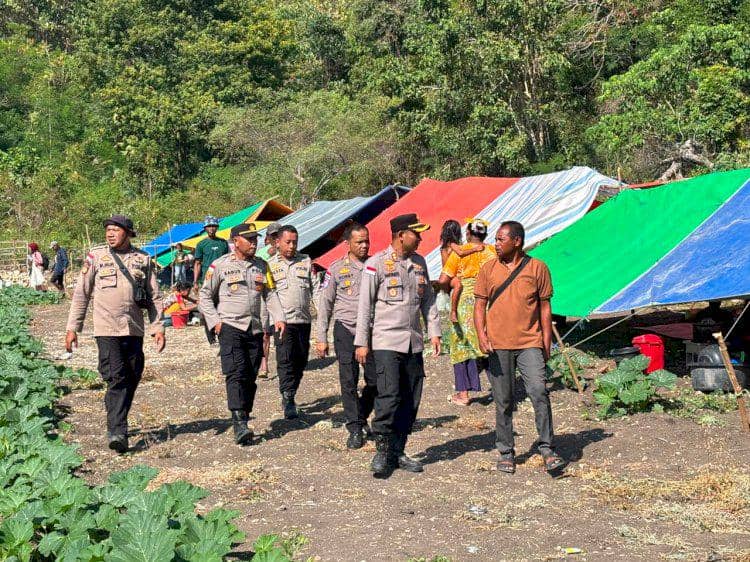 Kapolres Manggarai Timur AKBP Haryanto bertemu korban gempa Flores yang sempat terisolir. (Dok Polda NTT)
