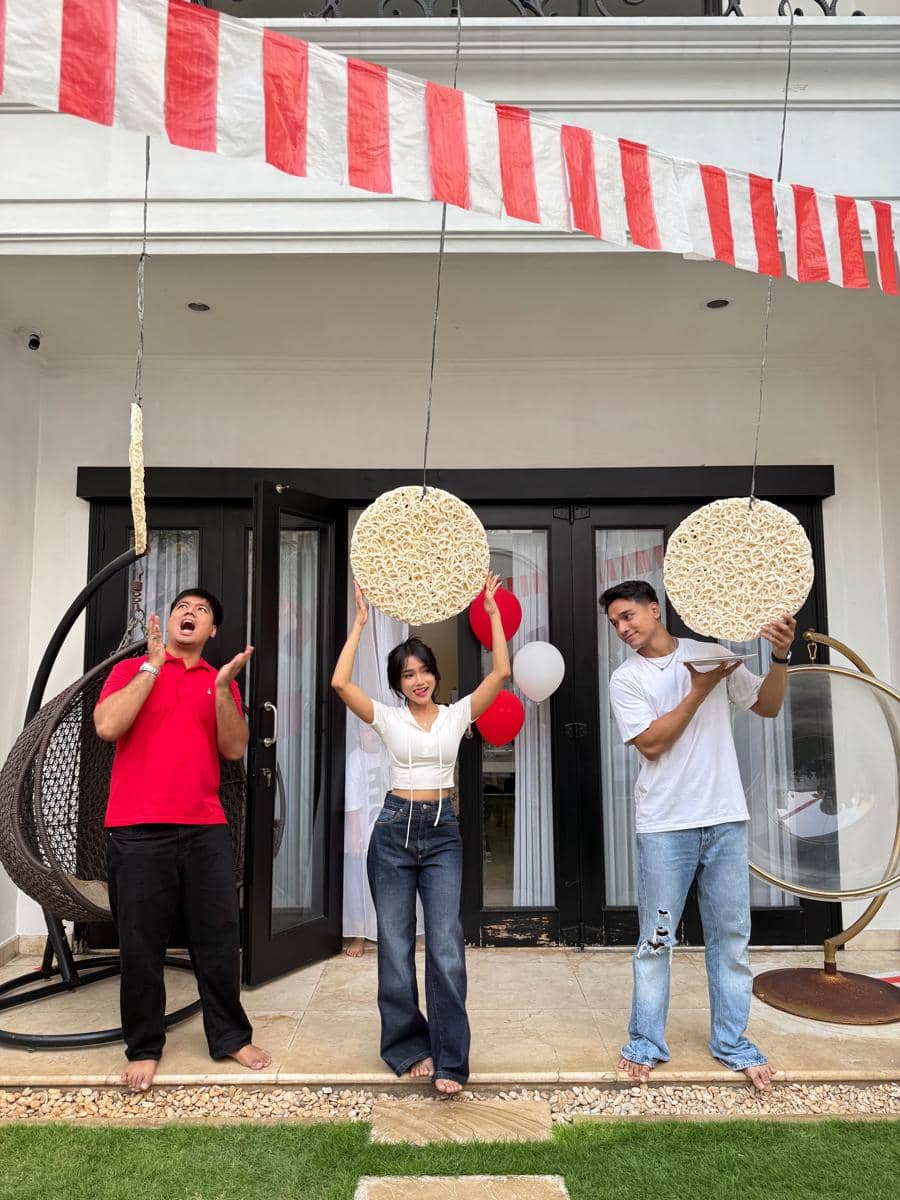 Fuji bersama anggota keluarga mengikuti rangkaian lomba 17-an dalam perayaan Hari Kemerdekaan Indonesia.