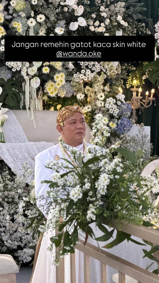 Wancoy dari Grind Boys berpose bersama pasangan dalam potret pernikahan dengan busana pengantin serasi.