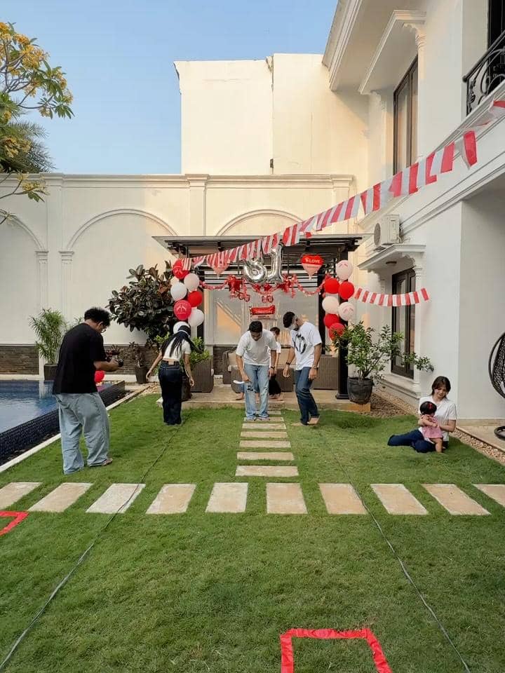Fuji bersama anggota keluarga mengikuti suasana lomba 17-an dalam perayaan Hari Kemerdekaan Indonesia.