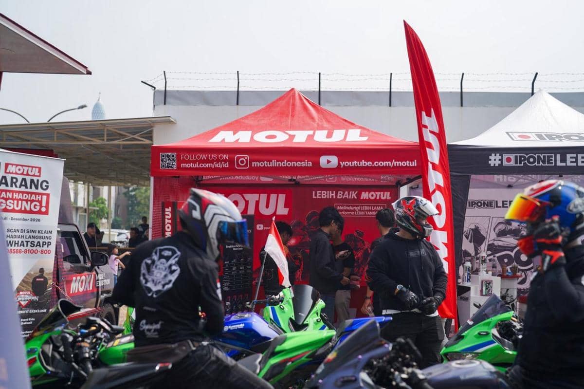 Para anggota komunitas roda dua berkumpul meramaikan ajang Mozia MotoFest 2026 yang didukung Motul.