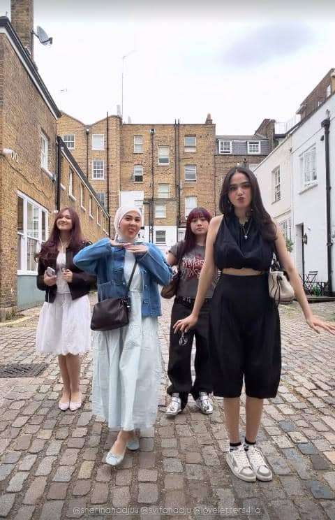 Syifa Hadju, Tengku Nadira, dan Kesha Ratuliu berpose bersama dalam momen liburan mereka yang diabadikan di Kota London.