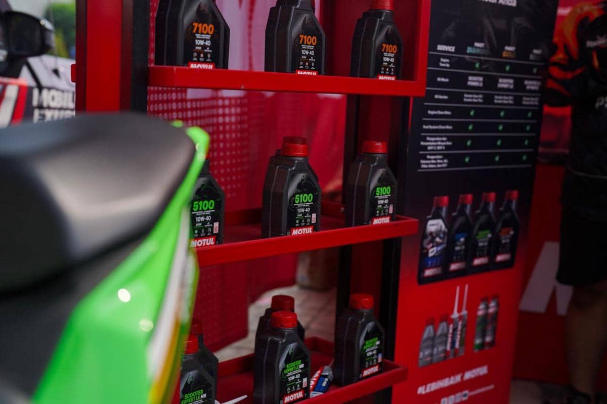 Anggota komunitas mengikuti product trial produk Motul dalam kegiatan yang didokumentasikan perusahaan.