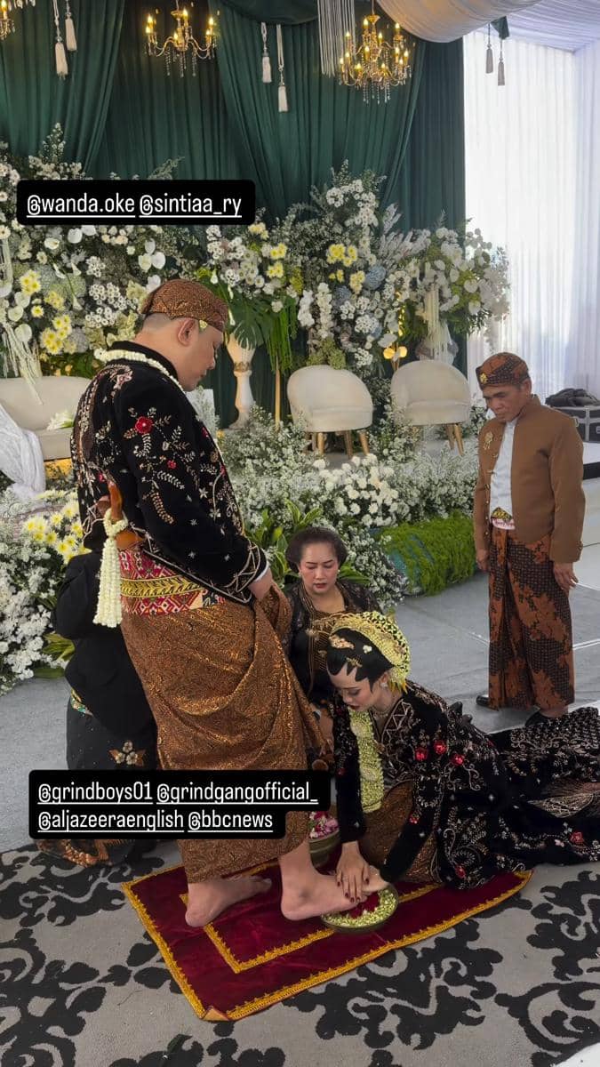 Wancoy Grind Boys berpose dalam potret pernikahan dengan busana pengantin di momen perayaan pernikahannya.