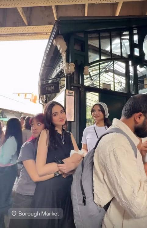 Syifa Hadju, Tengku Nadira, dan Kesha Ratuliu berlibur bersama di London dalam unggahan Instagram Kesha Ratuliu.