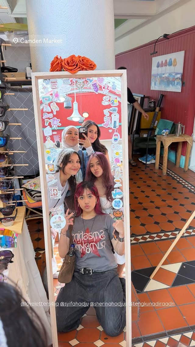 Syifa Hadju, Tengku Nadira, dan Kesha Ratuliu menikmati liburan bersama di London, Inggris, dalam unggahan Instagram.