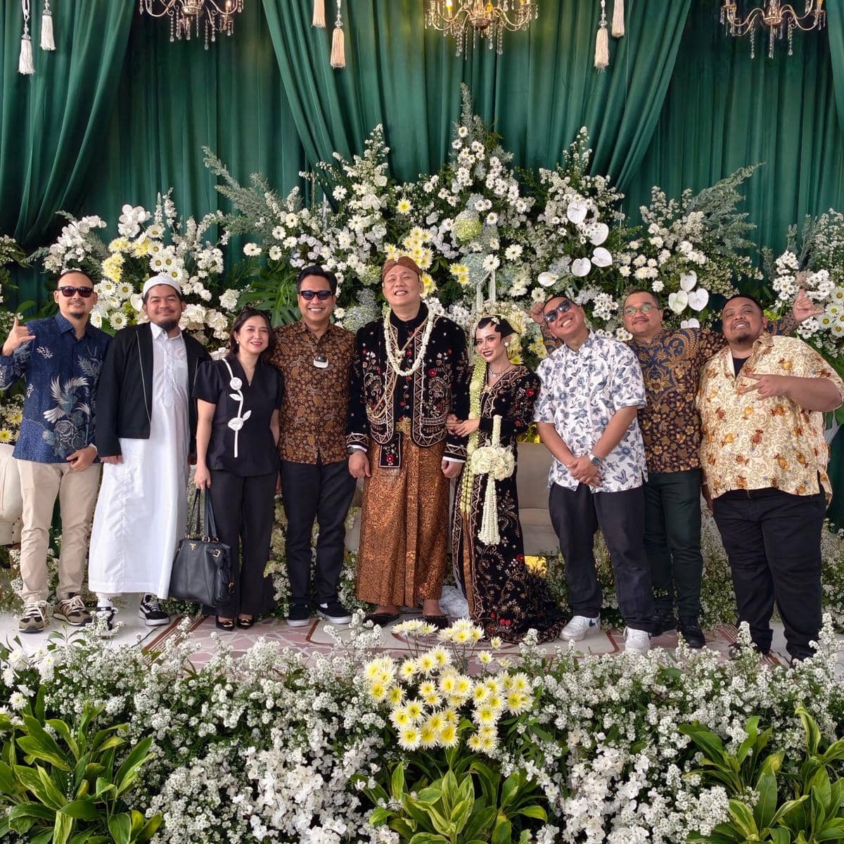 Wancoy Grind Boys berpose dalam potret pernikahan mengenakan busana pengantin bersama pasangannya.