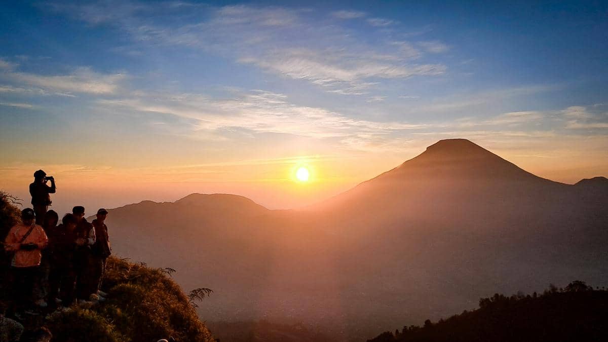 ilustrasi pemandangan sunrise di Gunung Giyanti
