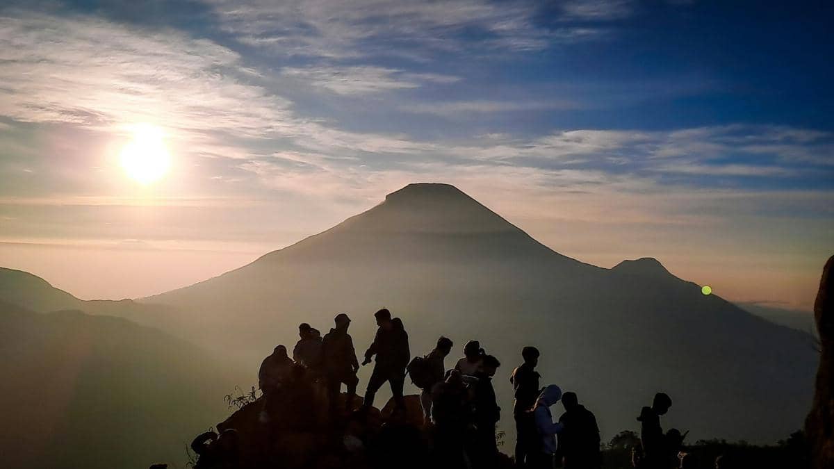 ilustrasi para pendaki berada di jalur pendakian Gunung Nirwana, Lampung