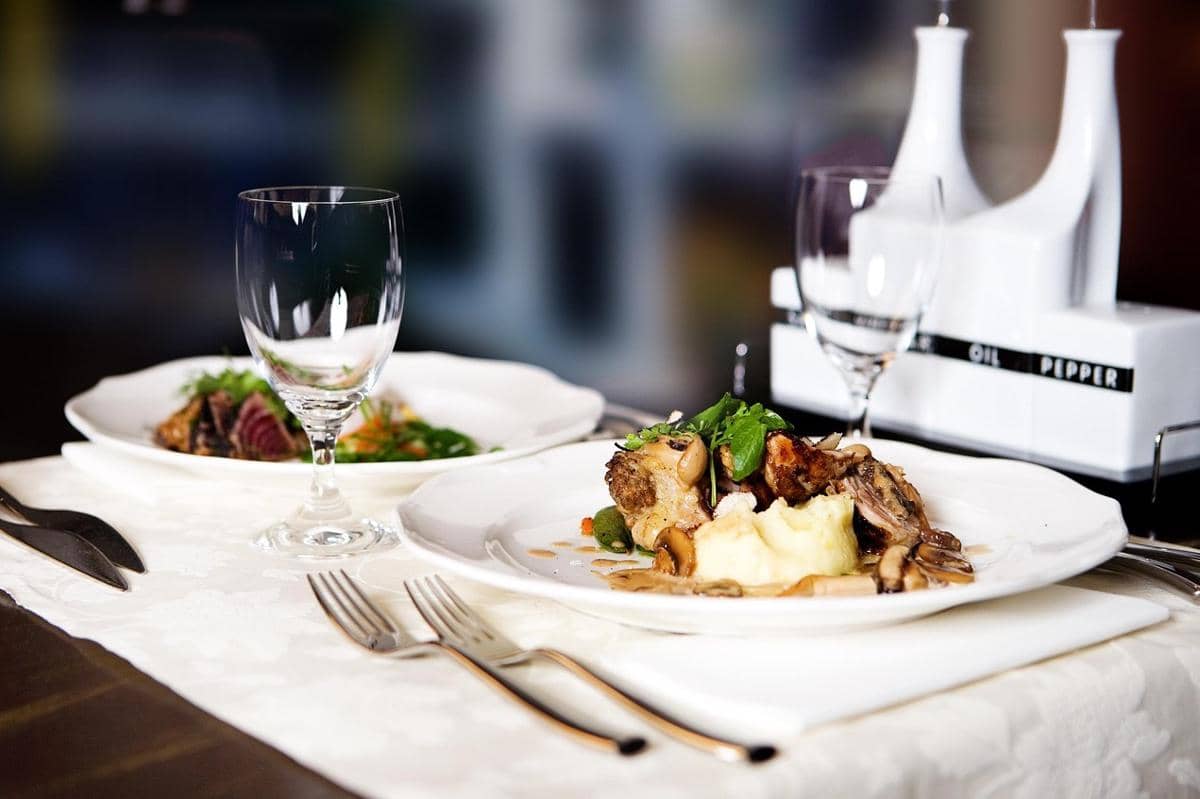 ilustrasi posisi alat makan fine dining