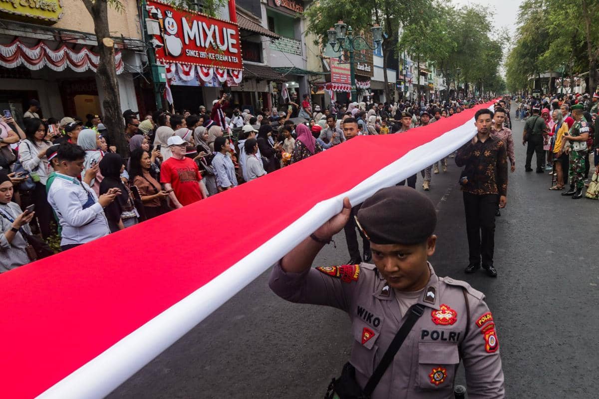 Warga membentangkan bendera Merah Putih sepanjang 481 meter di Jalan Malioboro, Yogyakarta, menjelang HUT Kemerdekaan.