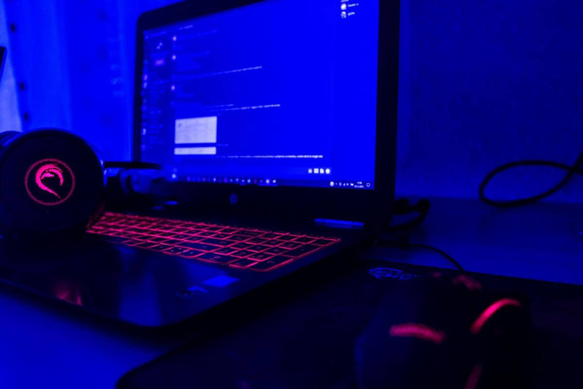 ilustrasi laptop gaming