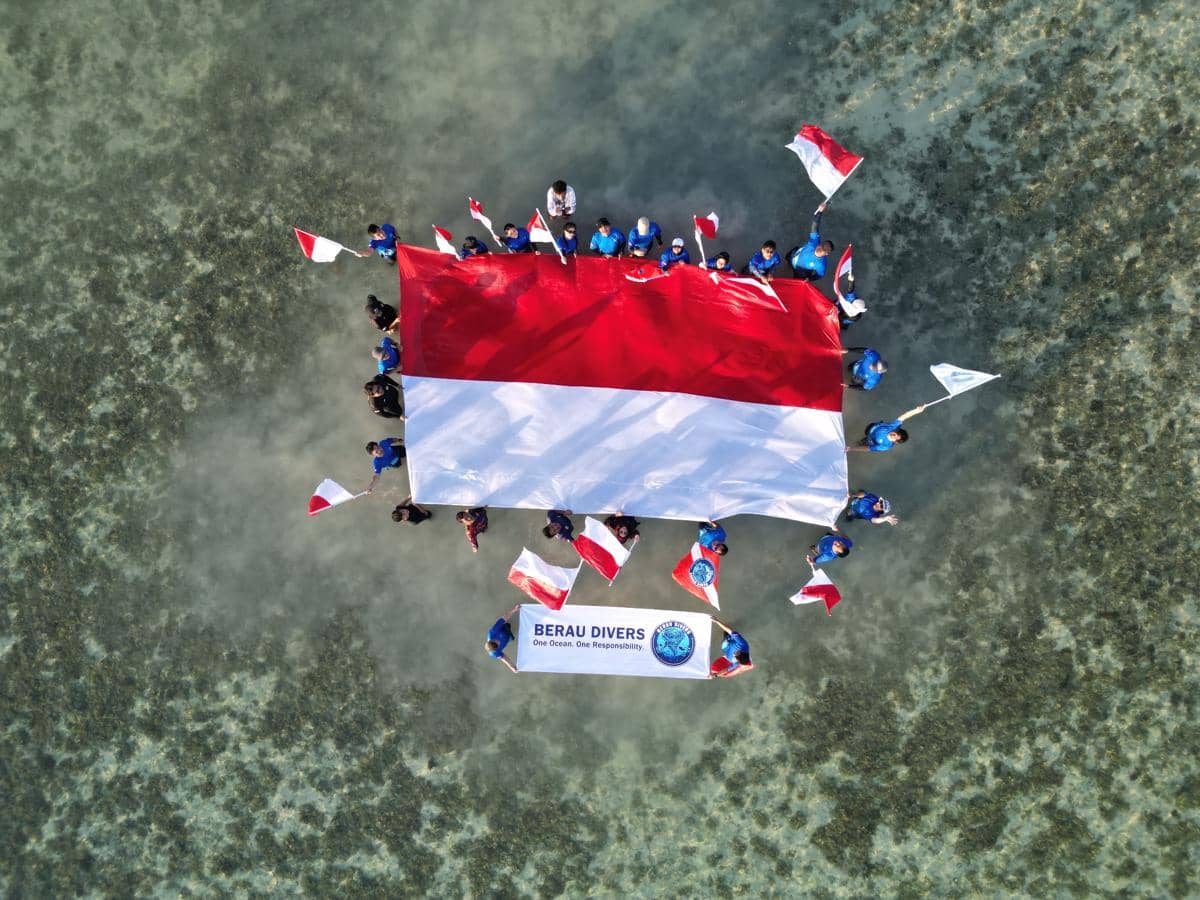 Rayakan HUT RI, Berau Divers Kibarkan Merah Putih di Laut Maratua 
