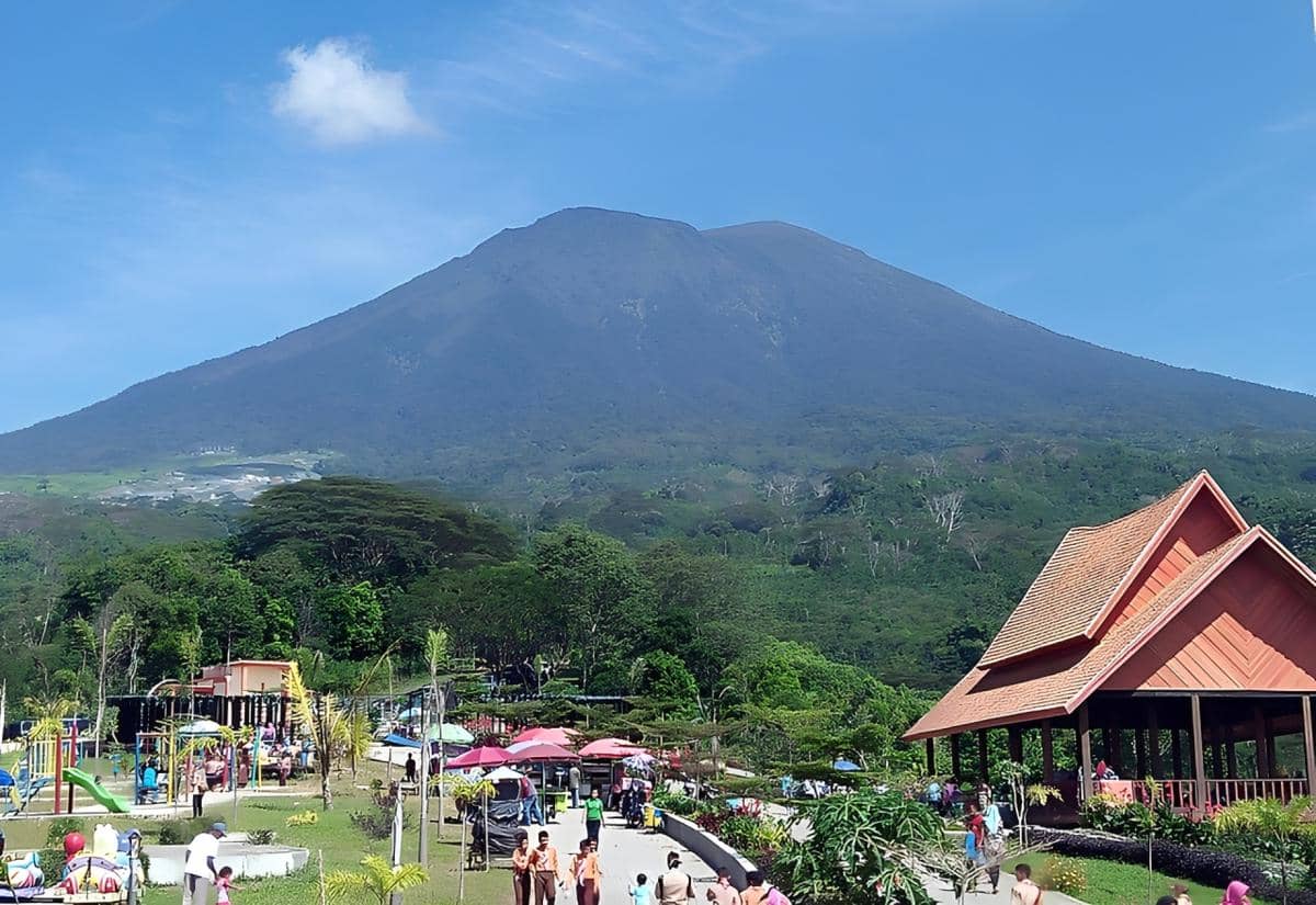 potret gagahnya Gunung Dempo di Sumatra Selatan