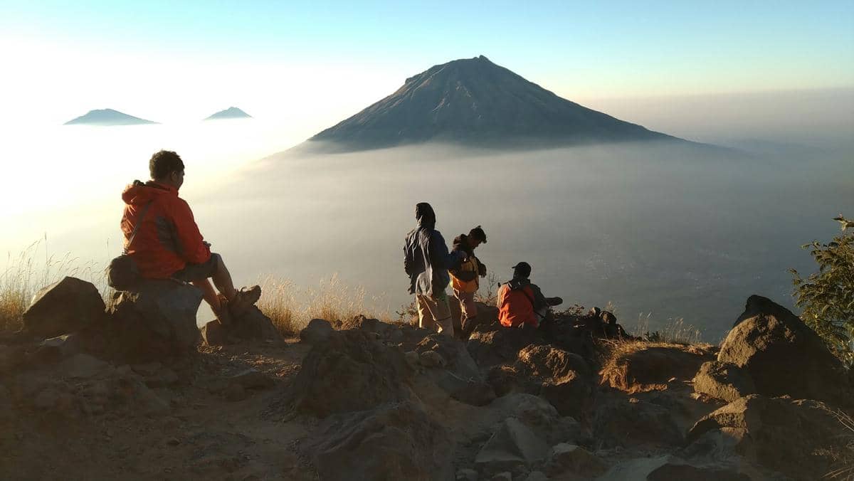 ilustrasi pendakian di Gunung Kembang