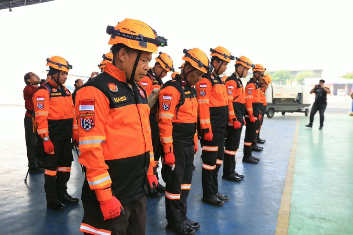 Personel Polri bersama anjing K9 dan bantuan logistik diberangkatkan untuk mendukung penanganan gempa di NTT.