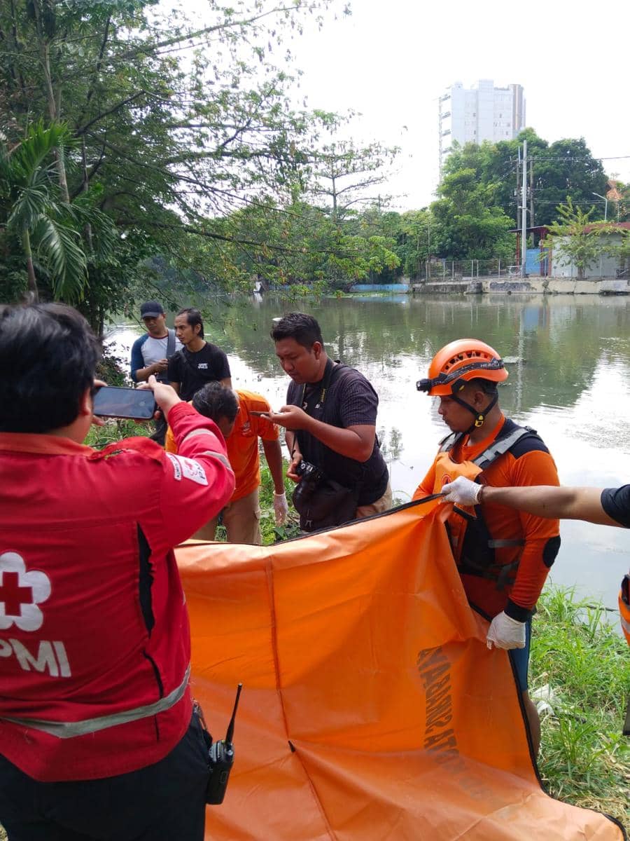 Geger! Perempuan Lansia Tewas Mengapung di Sungai Kalimas