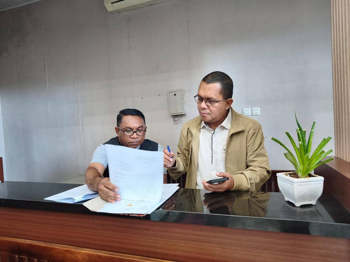 Gubernur NTT menandatangani surat penetapan status tanggap darurat bencana gempa Flores di meja kerja.