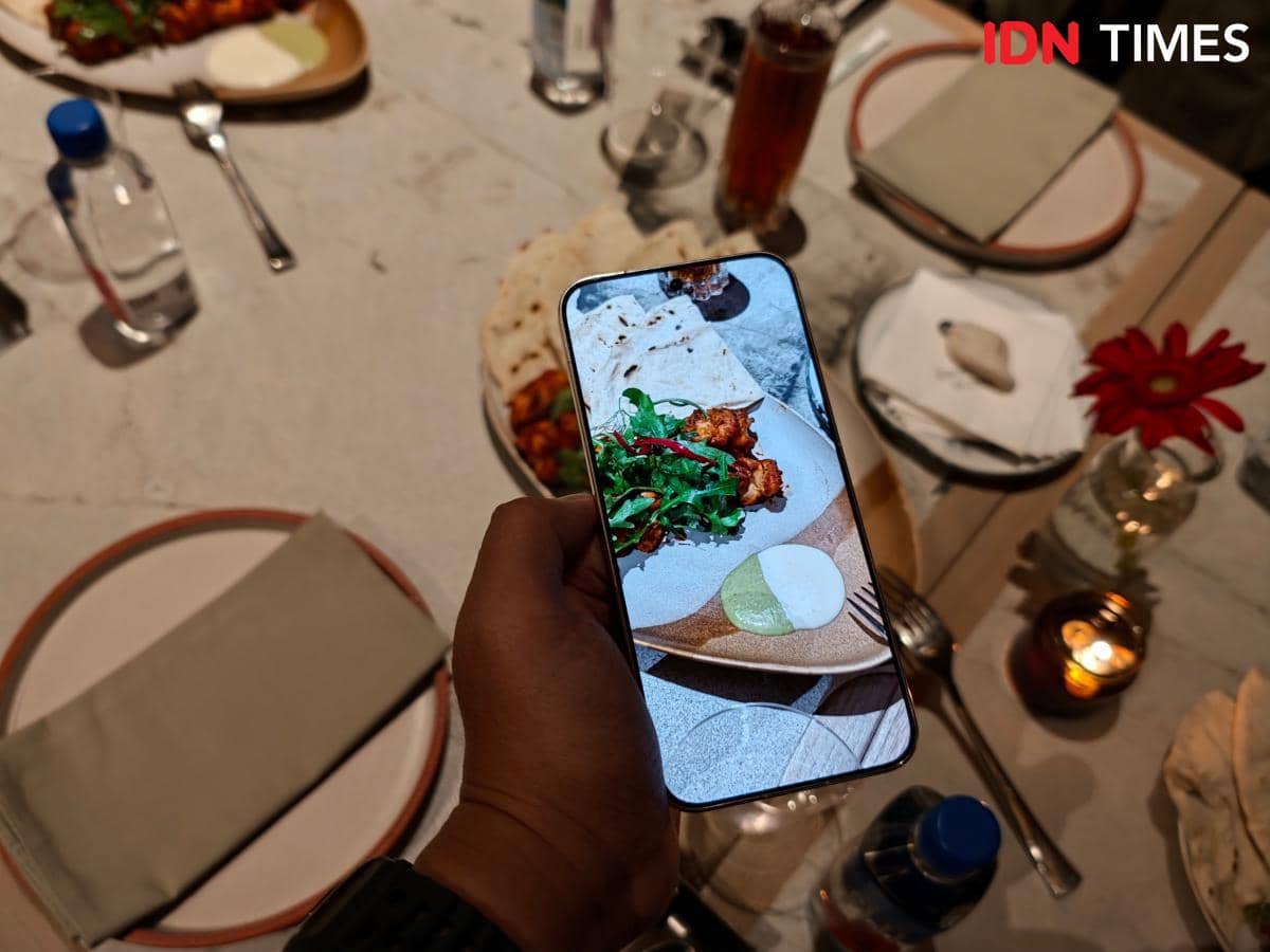 Huawei Pura 90s Pro Max dalam foto dokumentasi, memperlihatkan desain ponsel pintar dari sisi belakang.