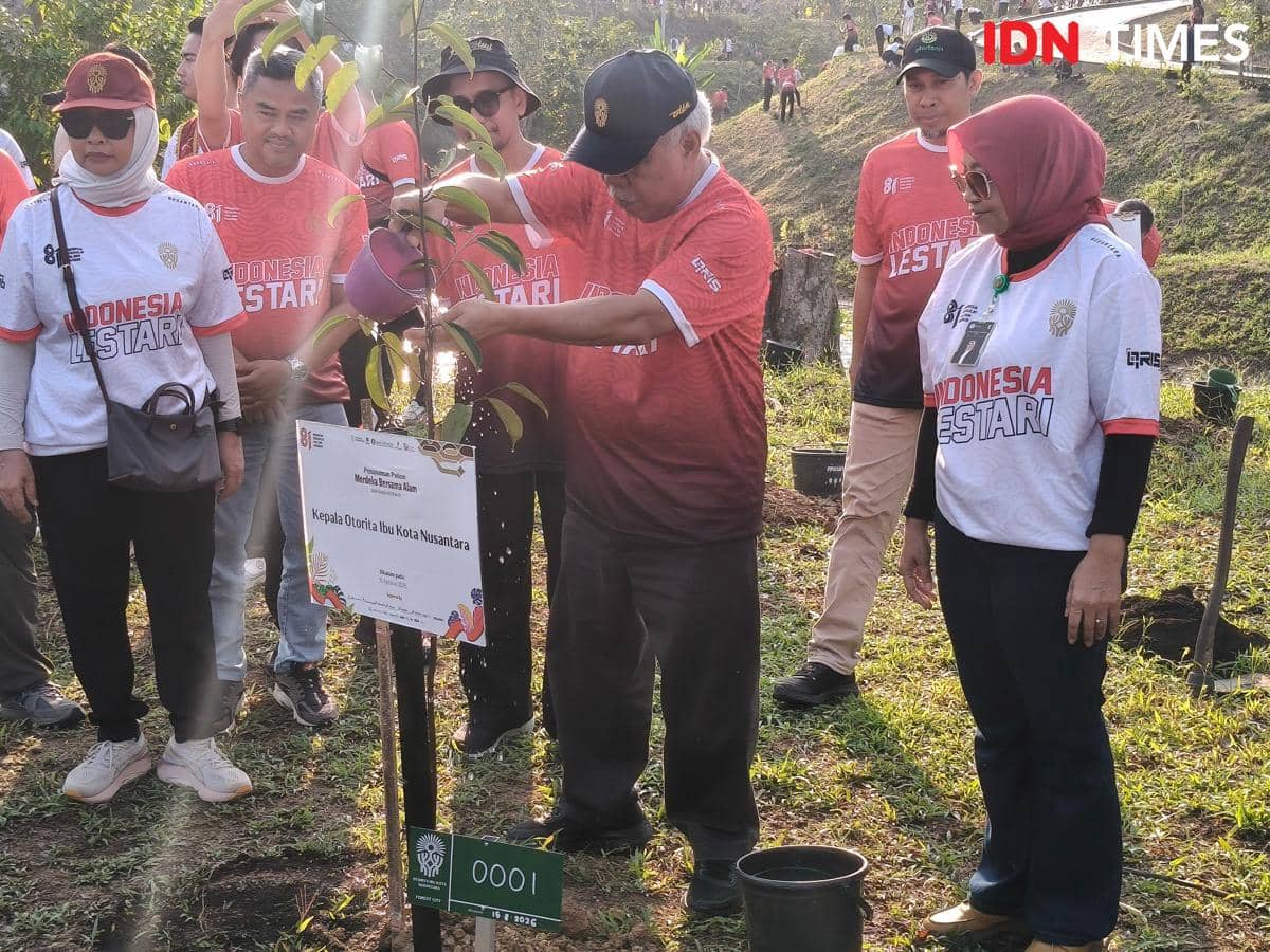 Potret penanaman pohon oleh Basuki Hadimuljono di IKN, Kalimantan Timur