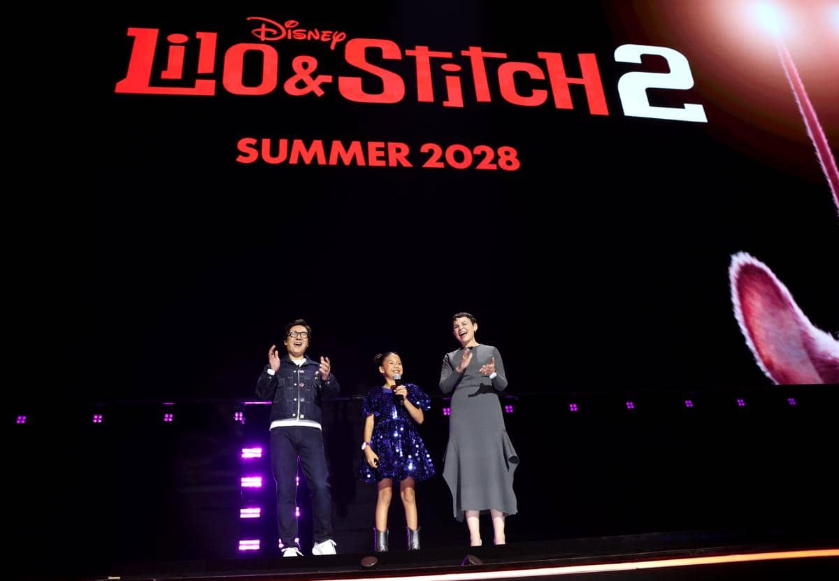 Ke Huy Quan, Maia Kealoha, dan Ginnifer Goodwin berpose di Disney Entertainment Showcase D23 di Anaheim pada 14 Agustus 2026.