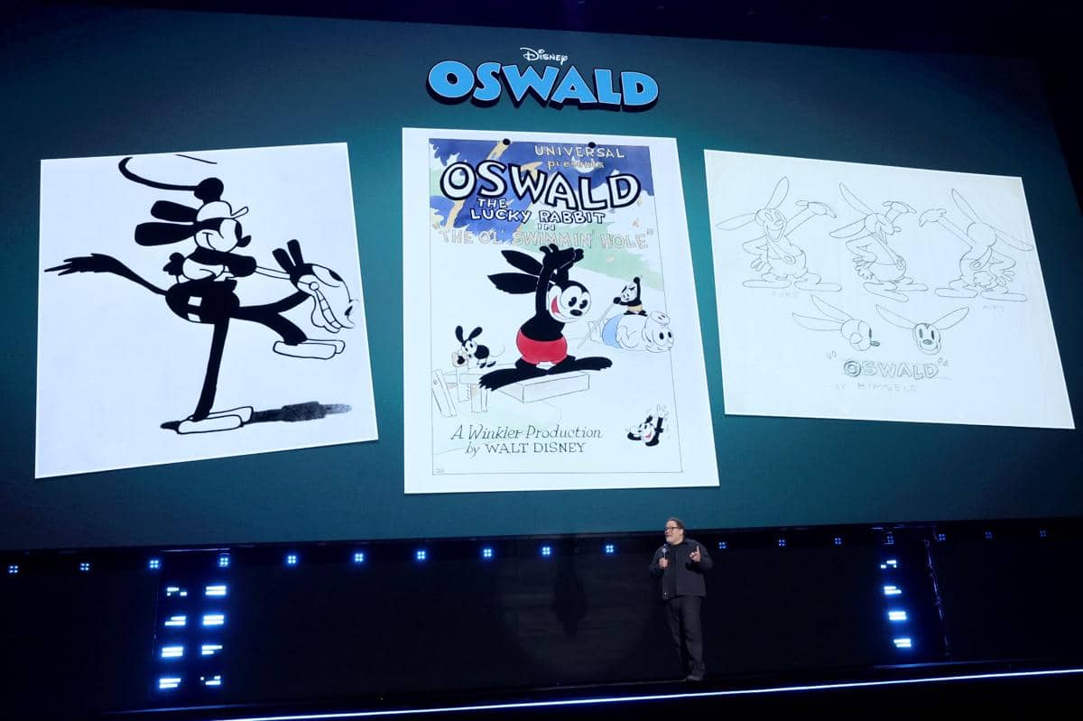 Jon Favreau berbicara di atas panggung dalam Disney Entertainment Showcase pada acara D23 di Anaheim, California.