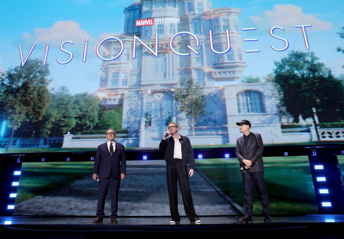 James Spader, Paul Bettany, dan Kevin Feige berbicara di panggung Disney Entertainment Showcase D23 di Anaheim.