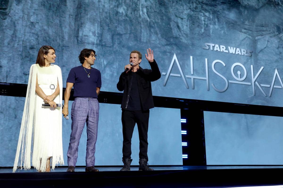 Rosario Dawson, Eman Esfandi, dan Hayden Christensen berbicara di panggung Disney Entertainment Showcase D23 di Anaheim.