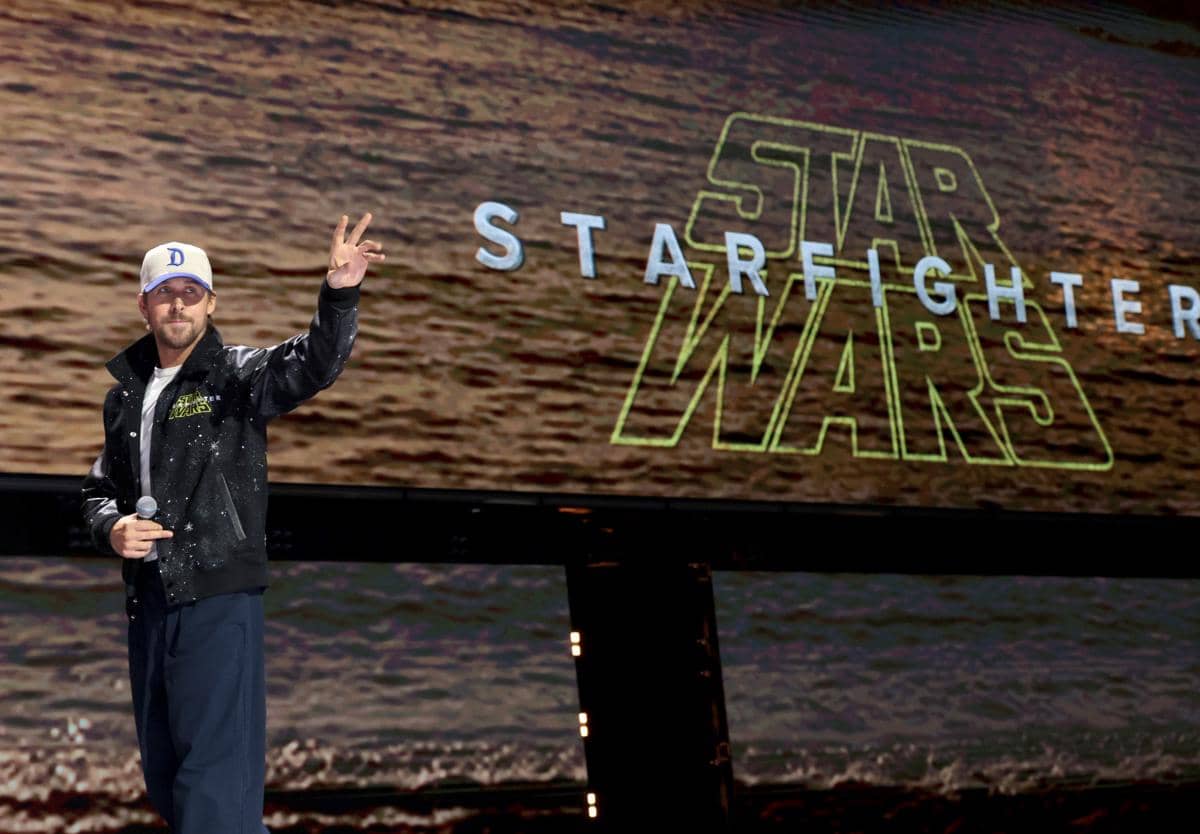 Ryan Gosling berbicara di atas panggung dalam Disney Entertainment Showcase pada acara D23 di Anaheim, California.