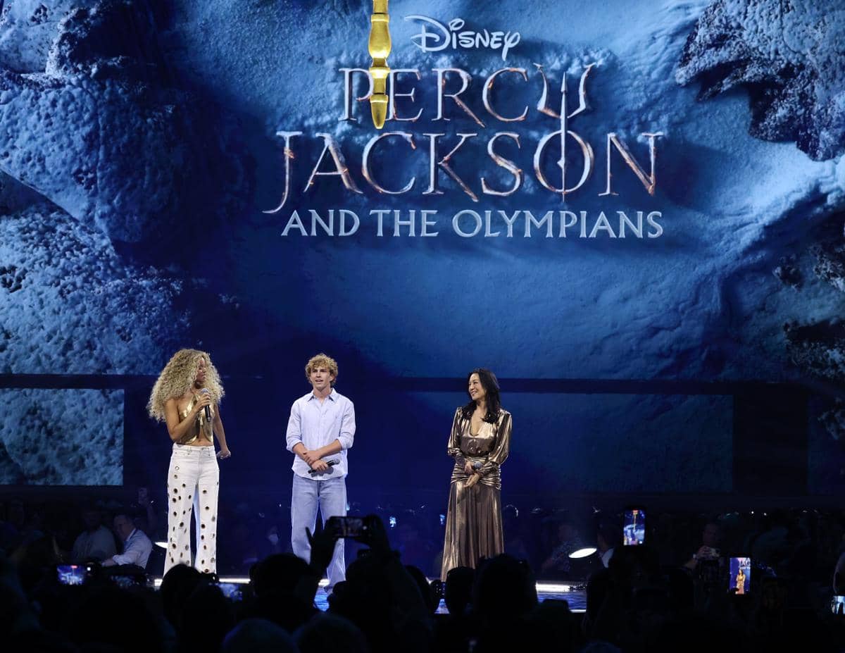 Andra Day, Walker Scobell, dan Ming-Na Wen berbicara di panggung Disney Entertainment Showcase pada acara D23 di Anaheim.
