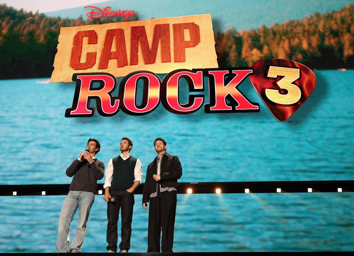 Joe, Kevin, dan Nick Jonas berbicara di panggung Disney Entertainment Showcase pada acara D23 di Anaheim, California.