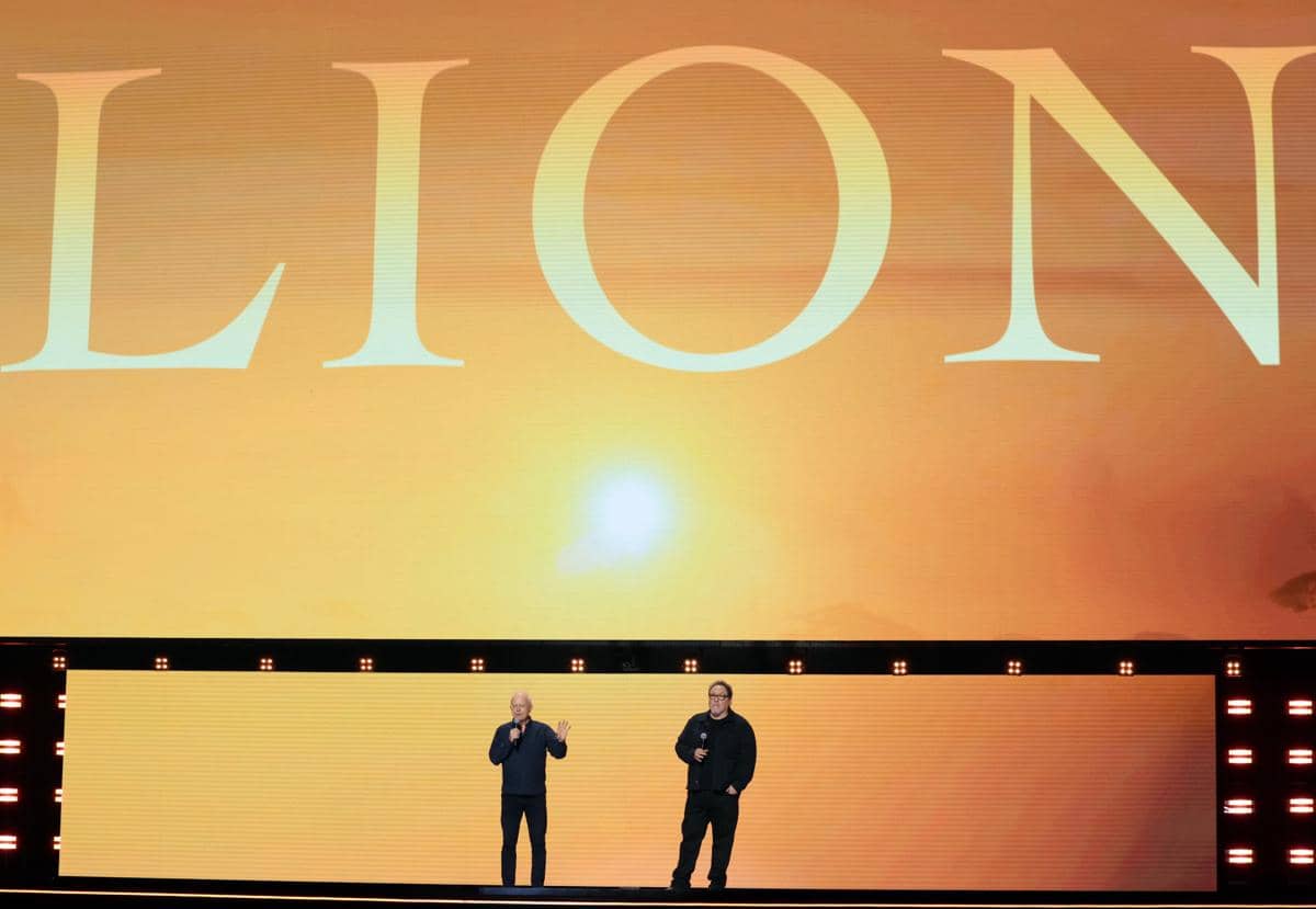 Mike Gunton dan Jon Favreau berbicara di panggung Disney Entertainment Showcase dalam acara D23 di Anaheim, California.