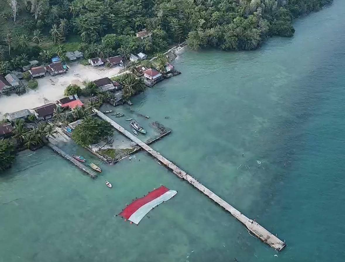 Bendera Raksasa Dikibarkan di Bawah Laut Pulau Terpencil Kalbar