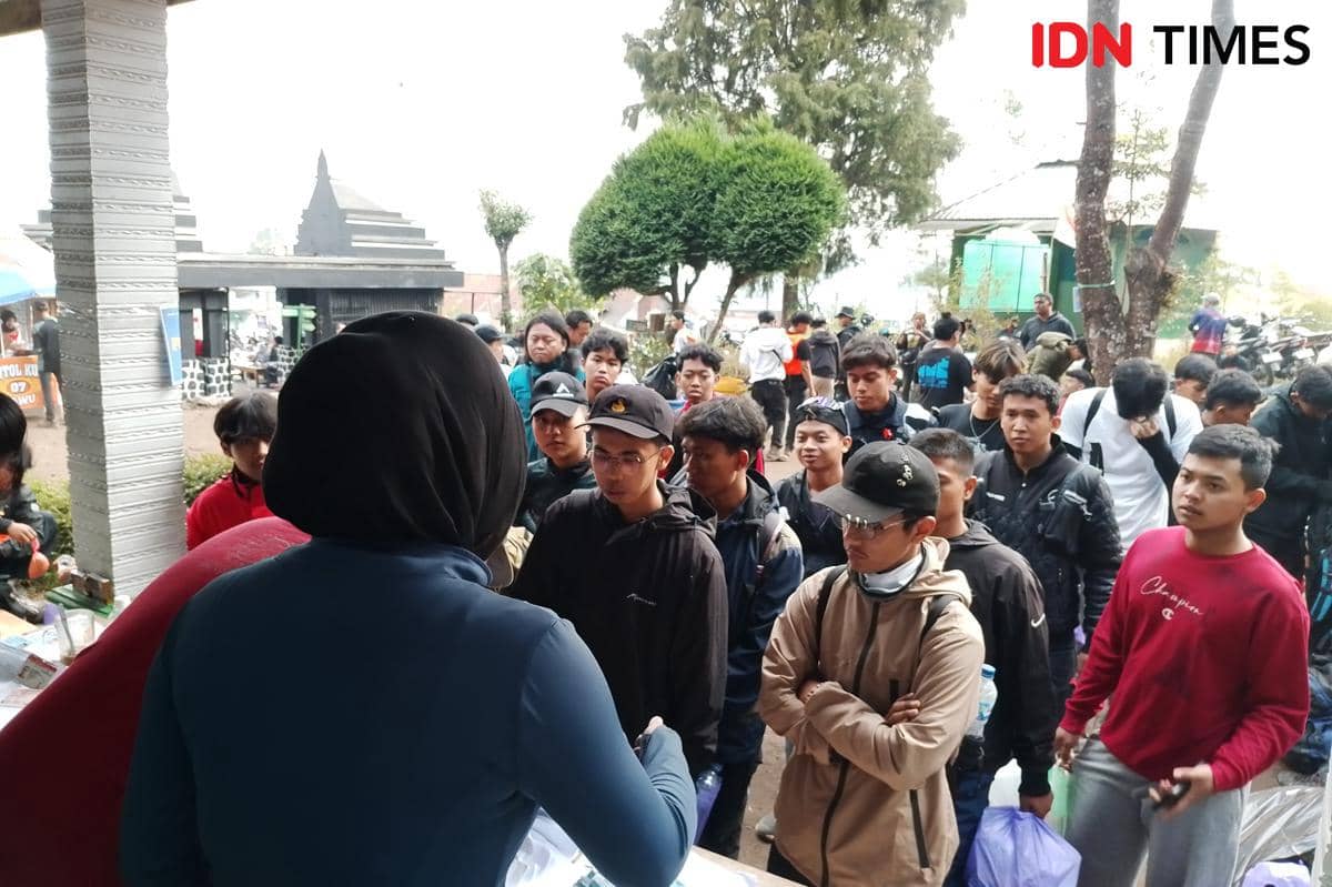 Ribuan Pendaki Padati Gunung Lawu, Pengin Upacara di Puncak