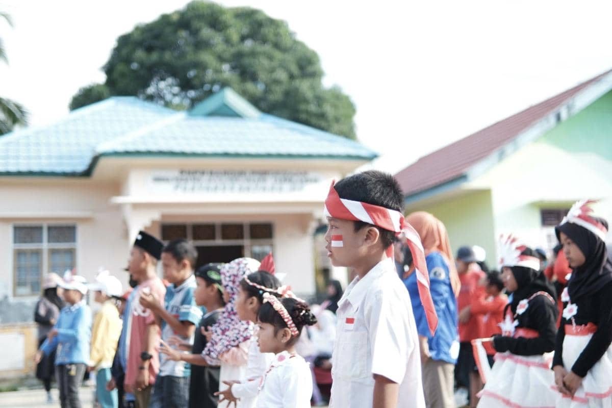 Ilustrasi anak-anak bergembira merayakan Hari Kemerdekaan Indonesia pada 17 Agustus dengan nuansa merah putih.