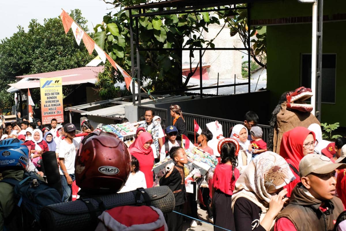 Suasana perayaan 17 Agustus di kampung dengan dekorasi bernuansa merah putih yang mencerminkan semangat kemerdekaan.