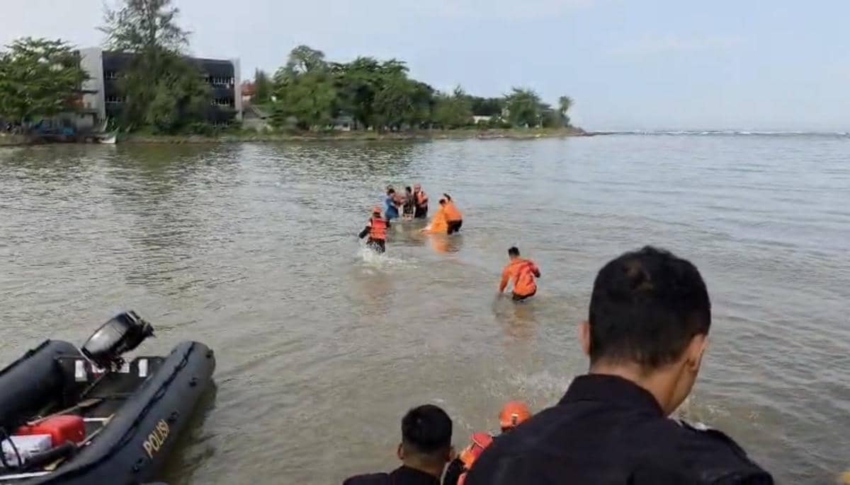 Tim gabungan mengevakuasi jasad korban yang ditemukan mengambang di perairan kawasan Bungus, Padang.