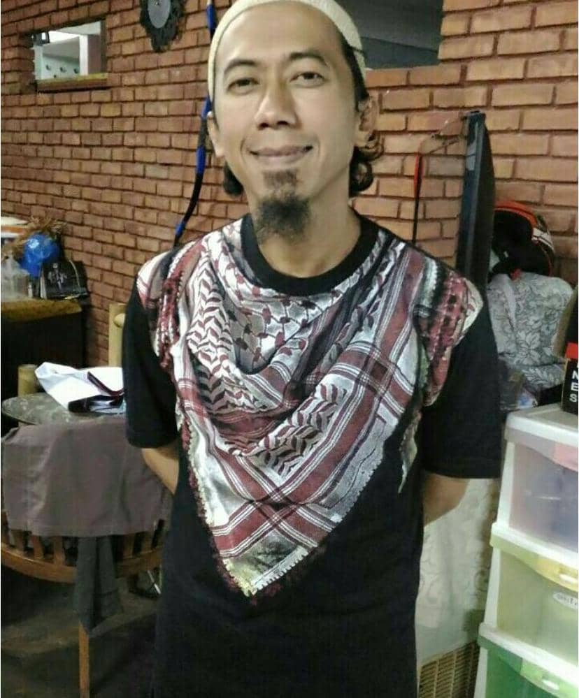 Potret Yuki, personel PAS Band, dalam unggahan Instagram @yukietendo dengan ekspresi santai menghadap kamera.