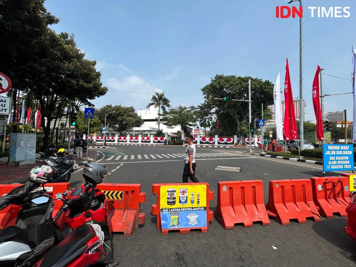 Jalan di sekitar kompleks Istana Kepresidenan Jakarta mengalami pengalihan arus lalu lintas bagi kendaraan yang melintas.