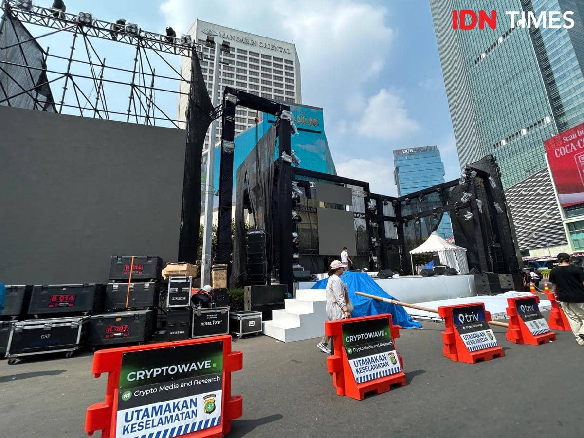 Panggung dengan layar besar, lampu sorot, dan perangkat acara berdiri di kawasan sekitar Bundaran HI.