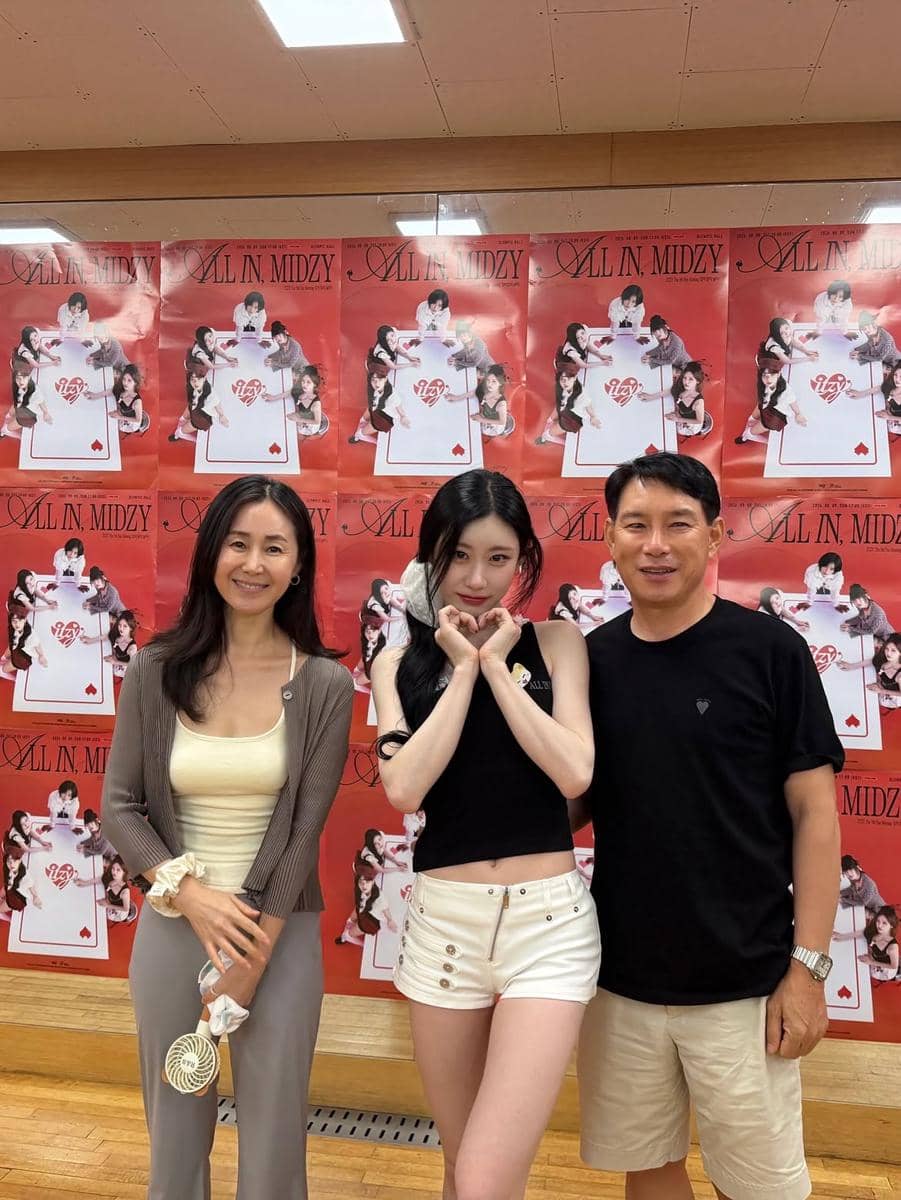 potret Chaereyong ITZY dan orang tuanya