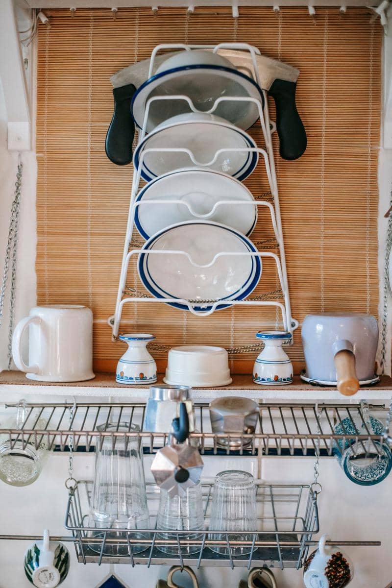 ilustrasi rak piring dapur